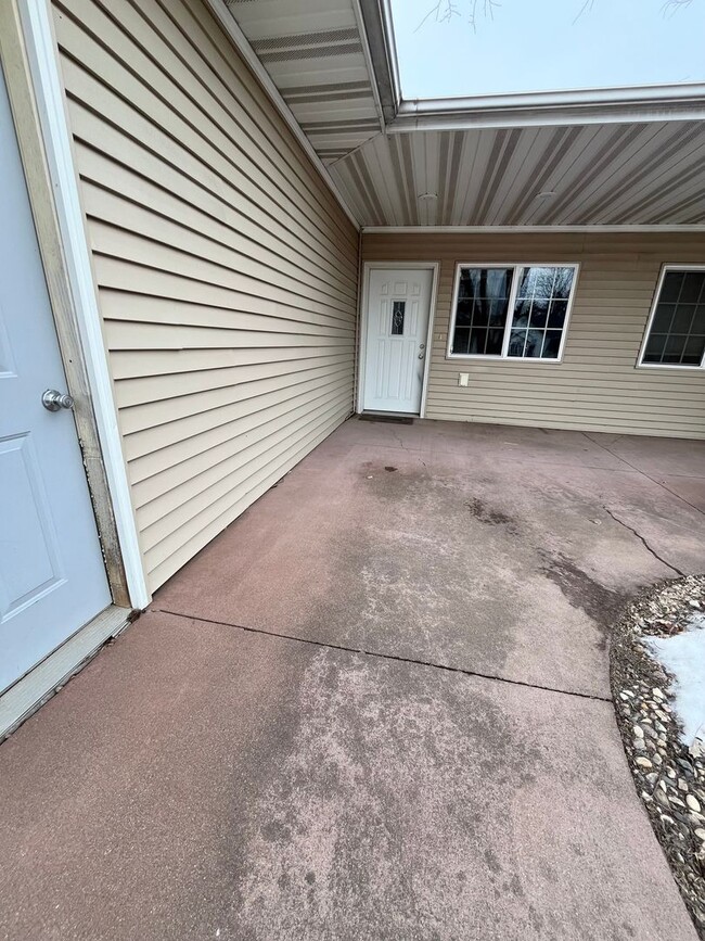 Foto del edificio - 2 Bedroom Twinhome For Rent in Lennox, SD!!