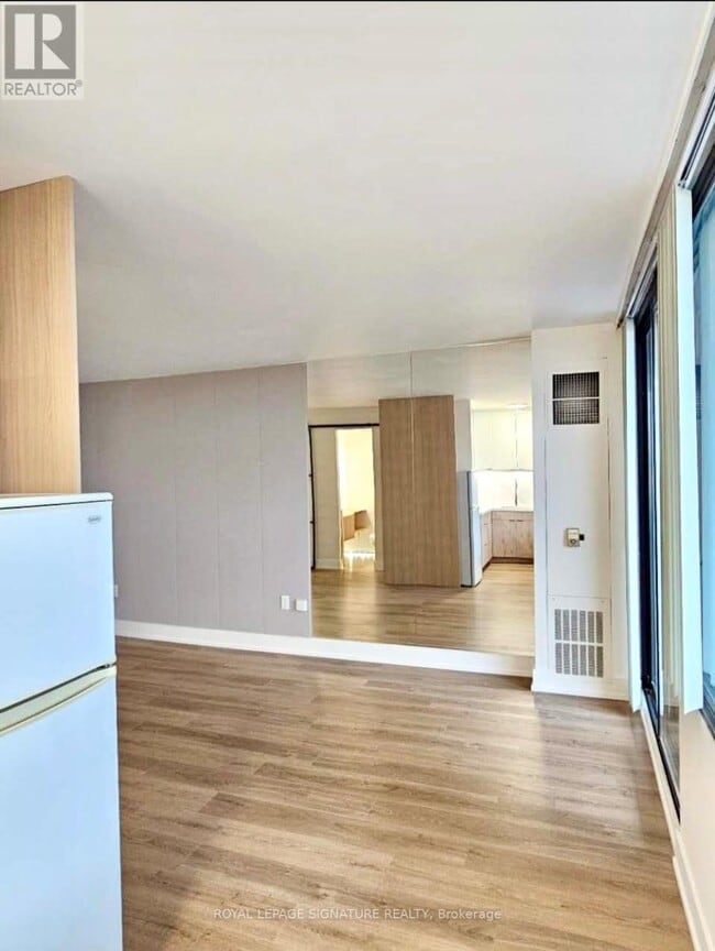 Building Photo - 720 Spadina Ave.