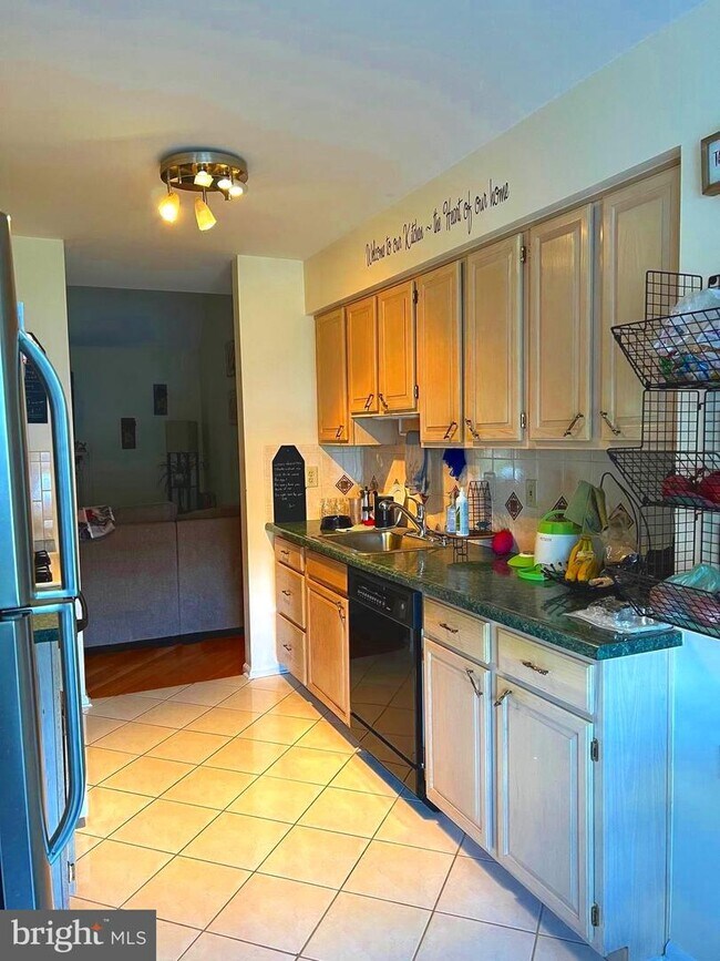 Foto del edificio - 348 Basswood Cir