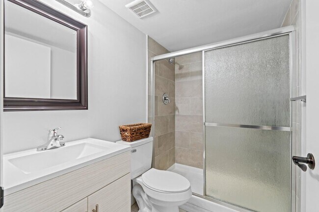 Foto del edificio - 3715 Village Dr
