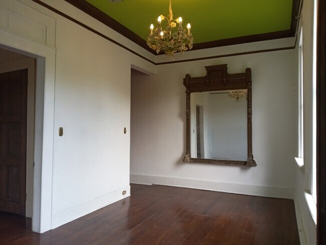 Building Photo - 624 Dumaine St