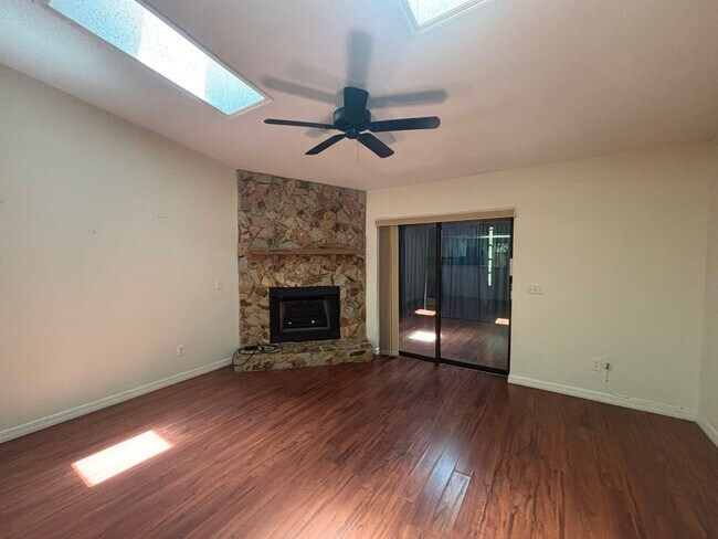 Building Photo - Charming 2 Bed / Bath Townhouse Inverness