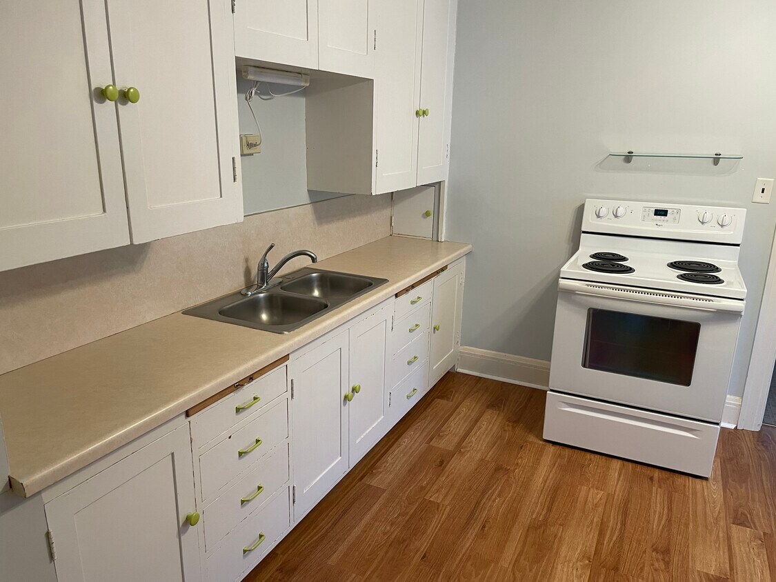 1816 Jefferson St Unit D, Duluth, MN 55812 Apartments in Duluth, MN