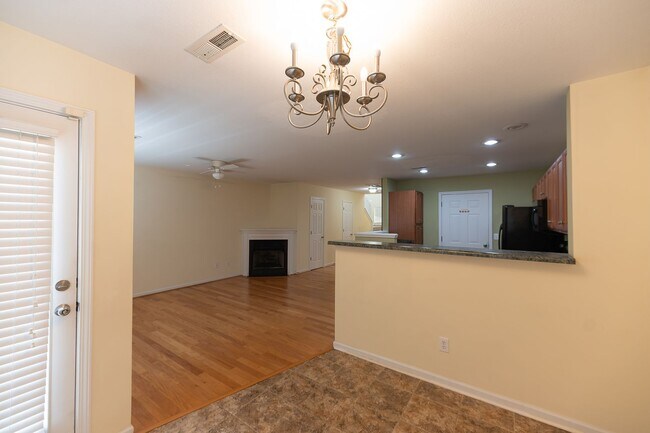 Building Photo - 117 Goldfinch Ave