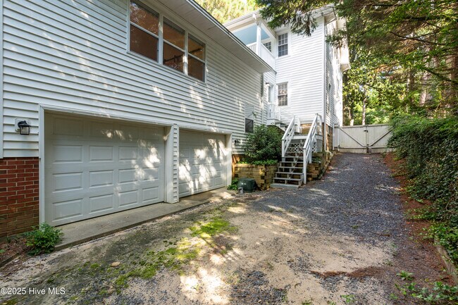Building Photo - 160 N Rdg St