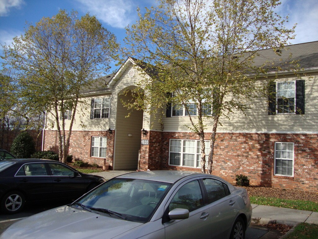 Foto principal - 1820 Crest Hollow Dr