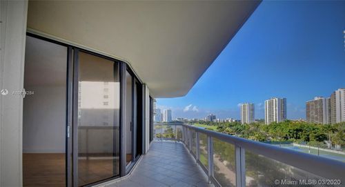 Foto principal - 20191 E Country Club Dr