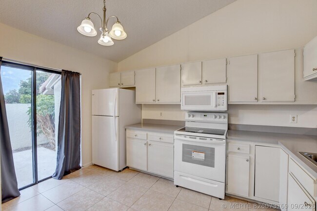 Building Photo - 499 Hardwood Pl