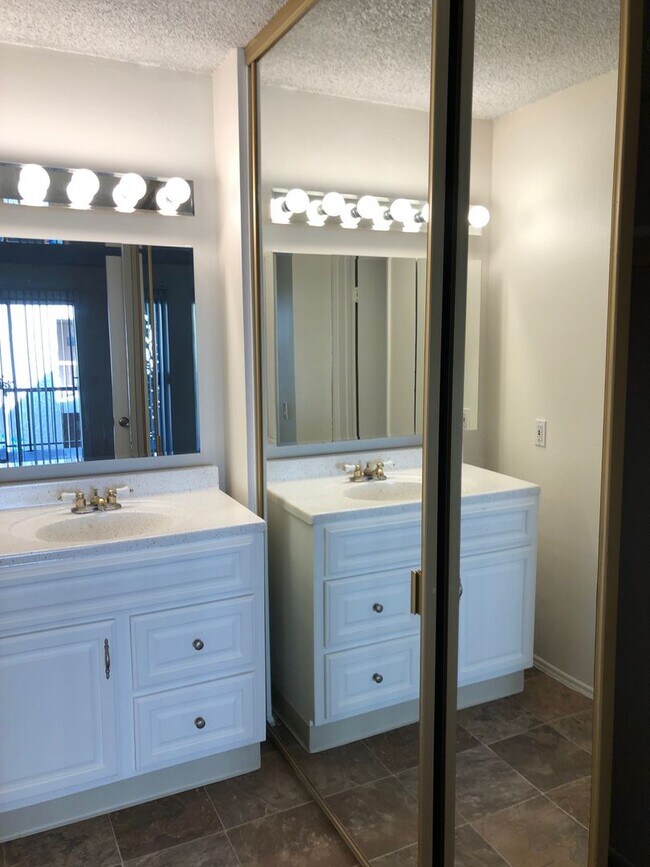 Foto del edificio - 2 bedroom and 2 bathroom condo in Mission Valley