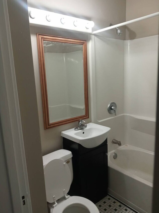 Building Photo - 2 Bedroom Single Family