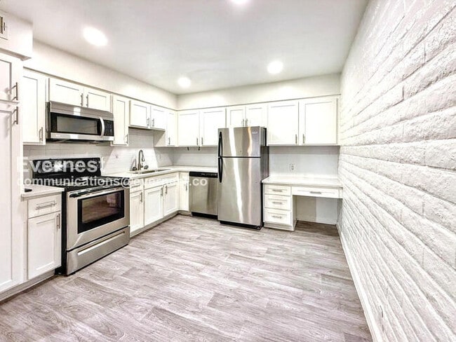 Building Photo - 534 E Huntington Dr