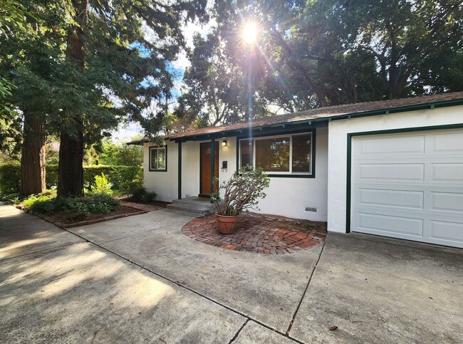 Building Photo - Beautiful Remodeled Duplex in Palo Alto Av...