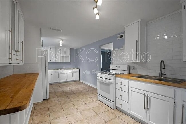 Building Photo - 3416 Anderson Ave