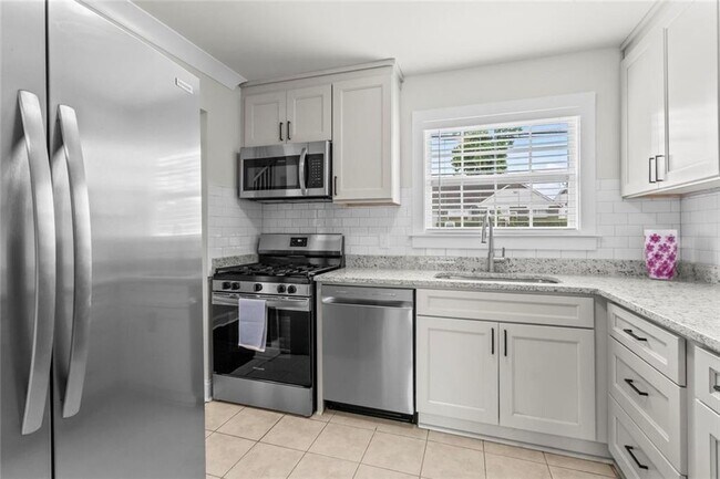 Building Photo - 5621 Kingsport Dr