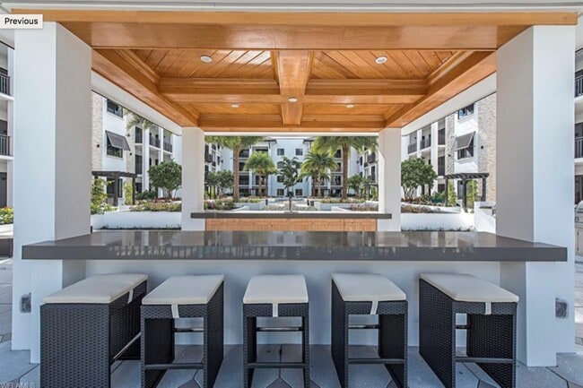 Spacious courtyard with grills, fire pit and pavilion bar - 1030 3rd Ave S