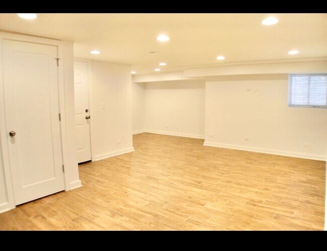Foto del edificio - 2652 N Harding Ave