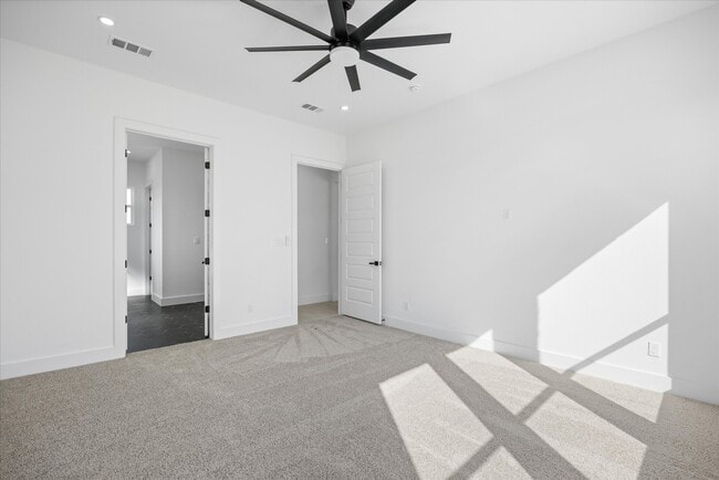Building Photo - 2057 Glenhollow Dr