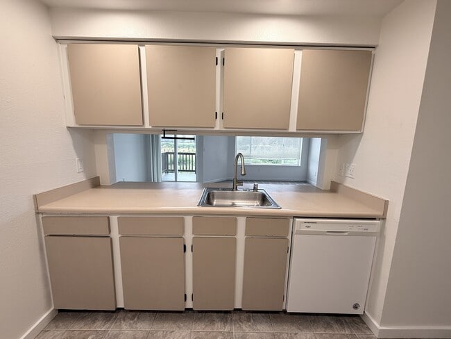 Building Photo - 415 1st St