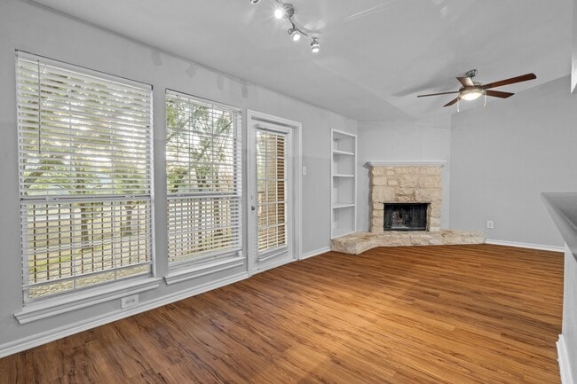 Building Photo - Awesome Huge 1 BD with Garage -  Dog Park - Resort Pool - One Month Free Rent - $1195