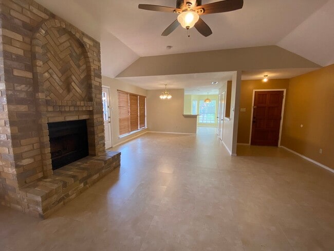 Building Photo - 3 Bedroom 2 Bath~ Updated Kitchen!