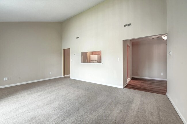 Building Photo - Village Green