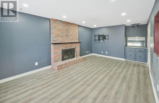 Building Photo - 102 Hialeah Crescent