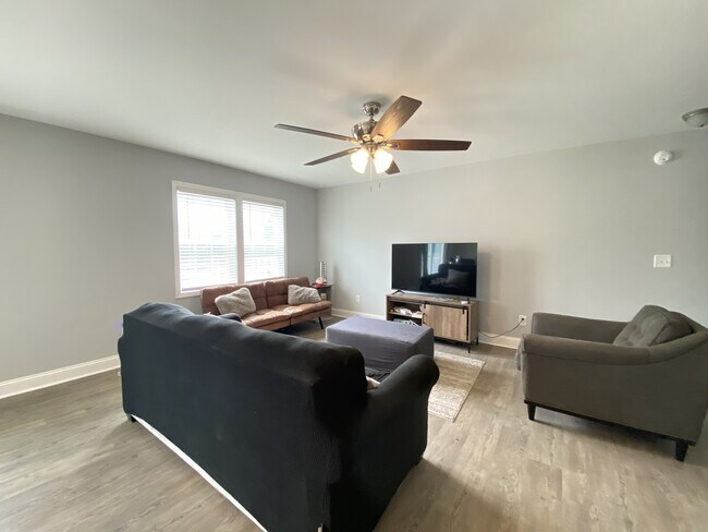 Building Photo - 900 Allstar Ave