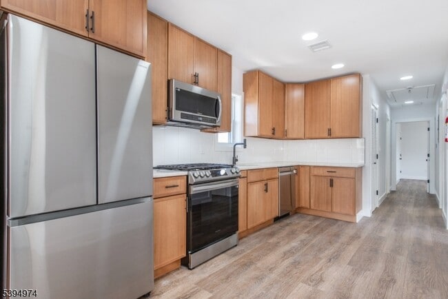 Building Photo - 210 Ellis Ave