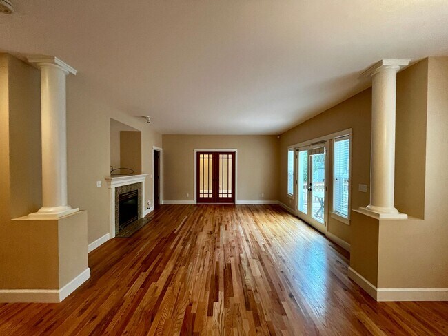 Foto del edificio - Beautiful 4 Bedroom on Half Acre with Spor...