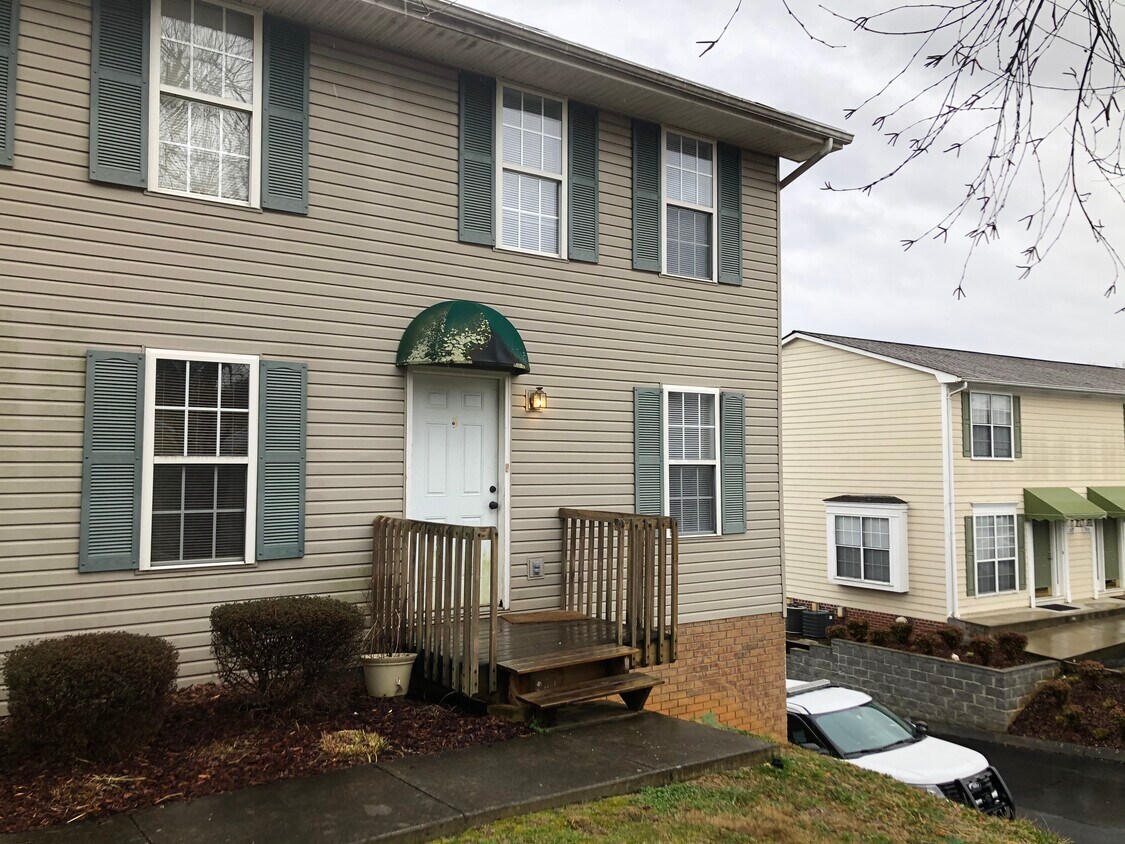Foto principal - 5 Lake Village Ct