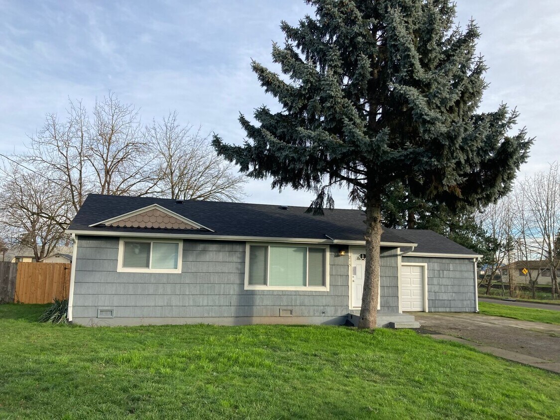 Foto principal - Beautifully updated 2 bedroom, 1 bath hous...