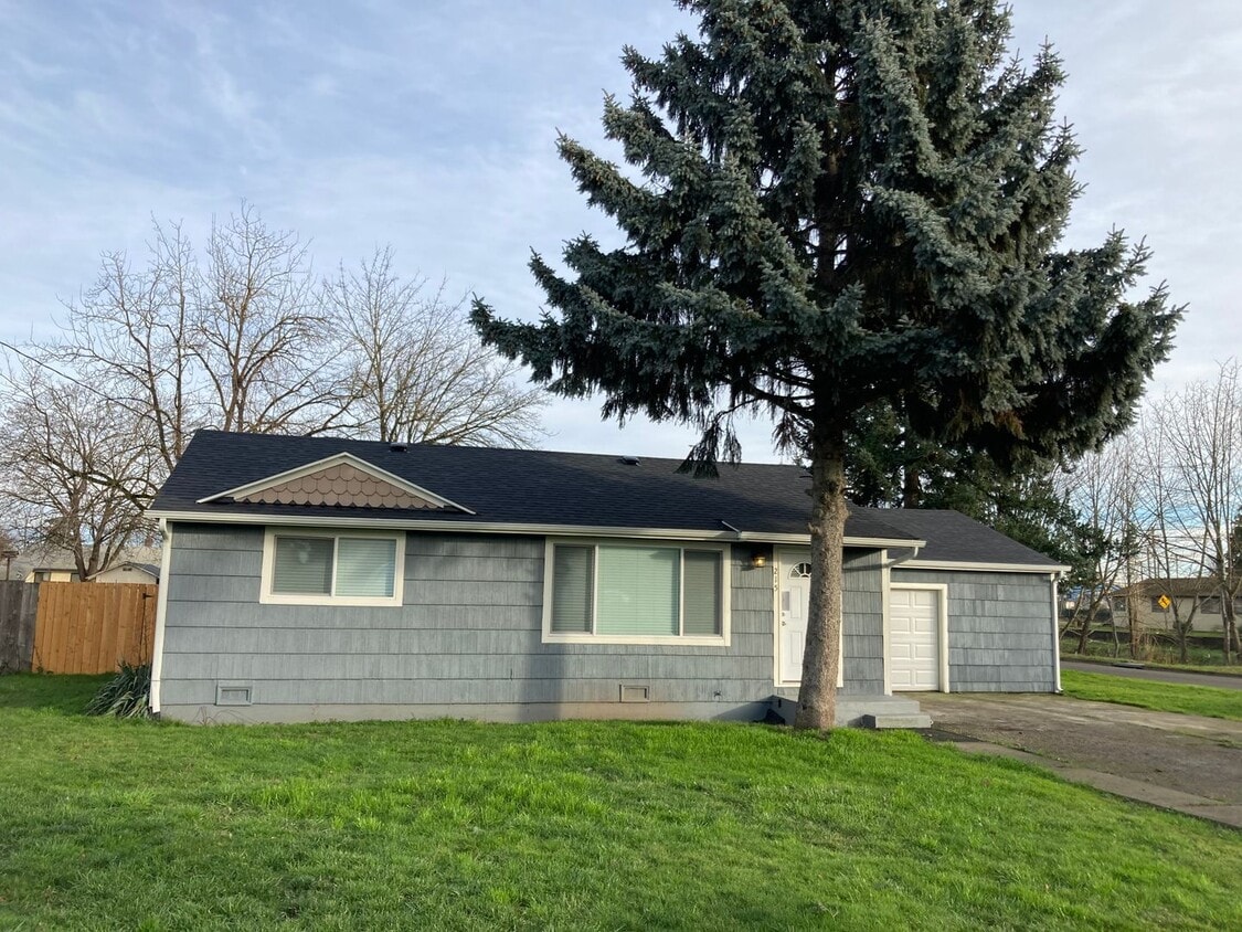 Beautifully updated 2 bedroom, 1 bath hous... - Beautifully updated 2 bedroom, 1 bath hous...