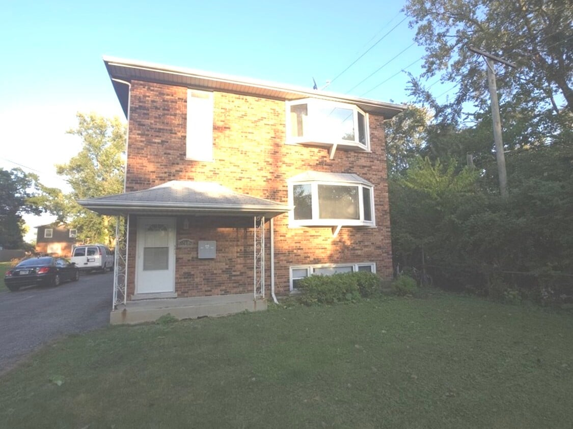 Foto principal - 760 E North Broadway St
