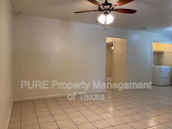 Building Photo - 403 Hedgewood Dr