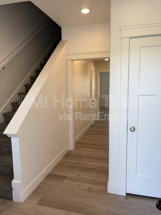 Building Photo - 614 W Cozy Ln