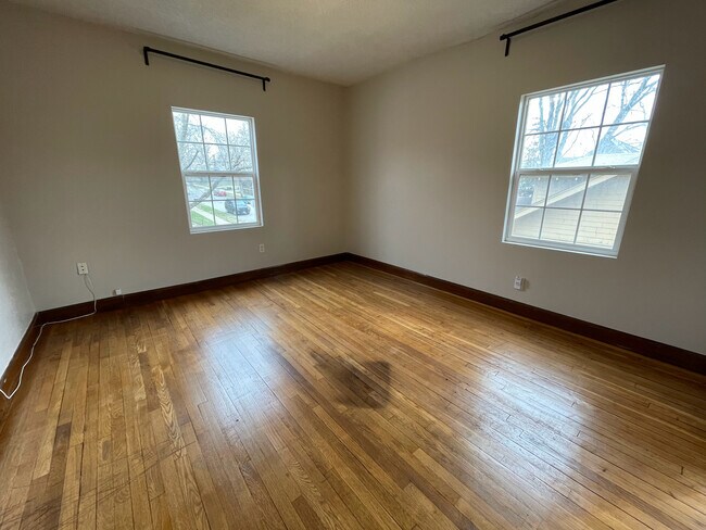Building Photo - 1321 E 59th St