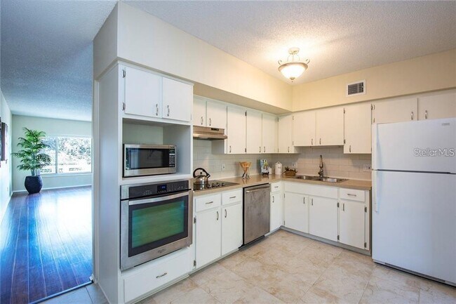 Foto del edificio - 2416 World Pkwy Blvd