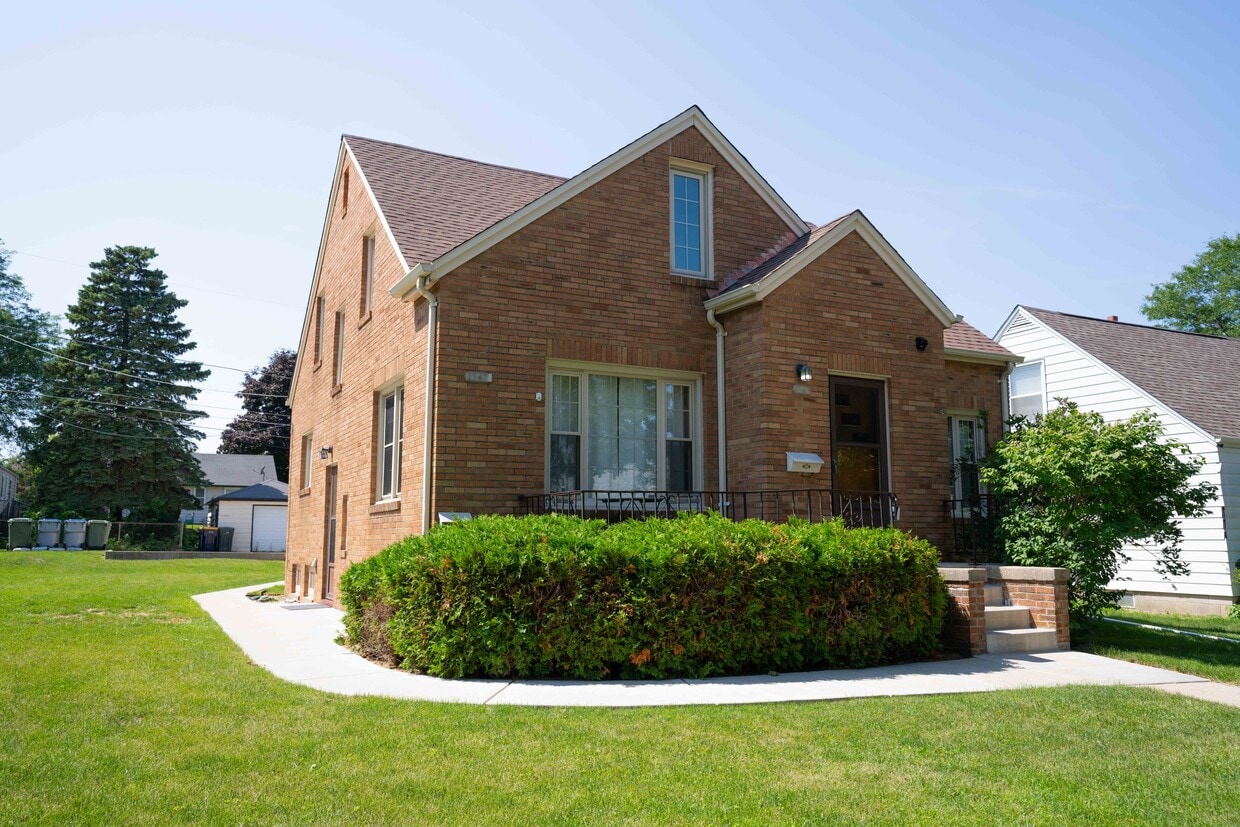 2547 S 71st St, Milwaukee, WI 53219