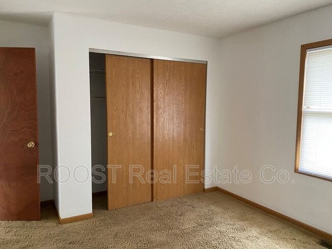 Building Photo - 194-214 Woodsview Dr