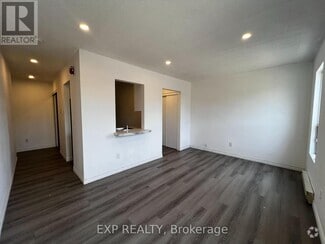 Building Photo - 102-102 Greensides Ave