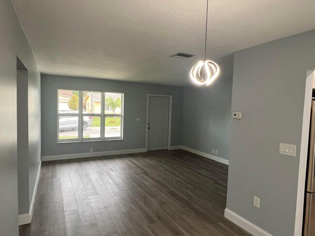 Building Photo - 7307 NW 57th Ct