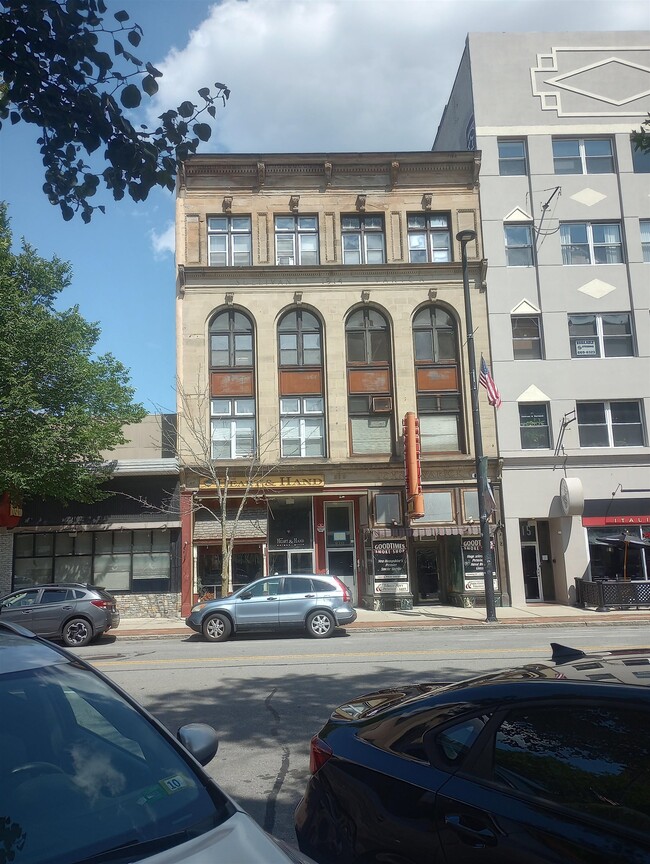 Building Photo - 819 Elm St