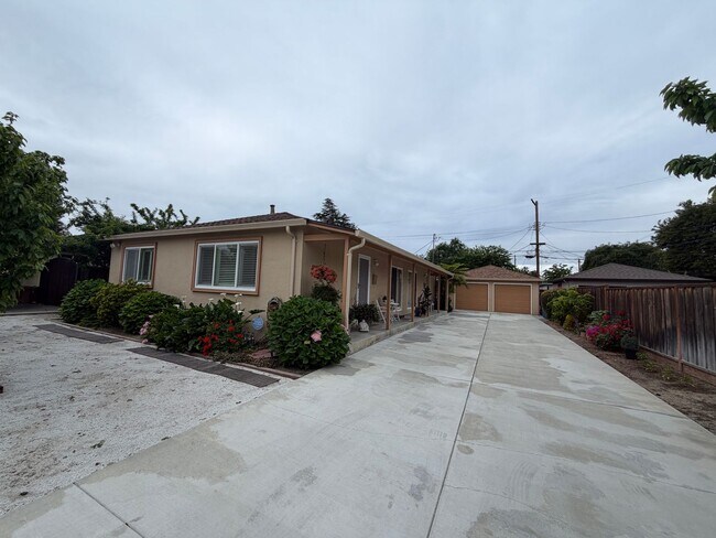 Foto del edificio - Campbell Charmer- 2 Bedroom 1 Bath Duplex with Garage