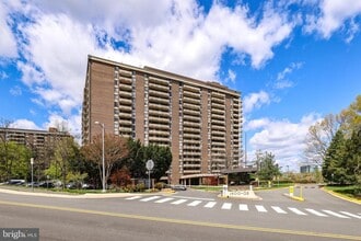 Building Photo - 1800 Old Meadow Rd
