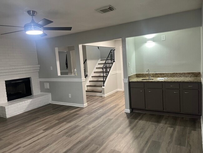 Building Photo - 4030 Green Crest Dr