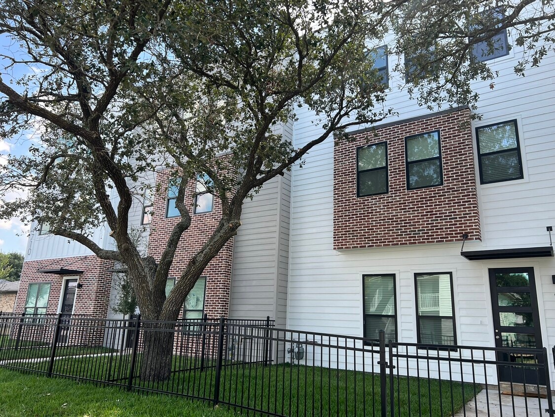 Foto principal - 300 Fidelity St