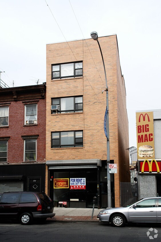 Building Photo - 739 Grand St