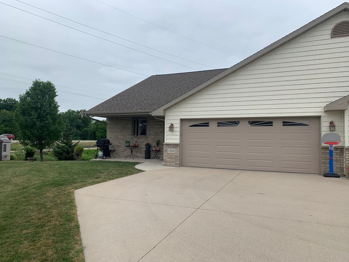 1352 Moon Ridge Ct, Kaukauna, WI 54130 House Rental in Kaukauna, WI