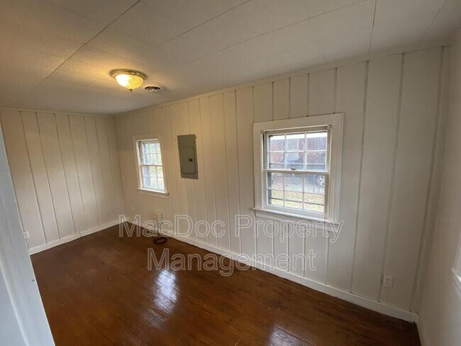 Building Photo - 2206 Hays St