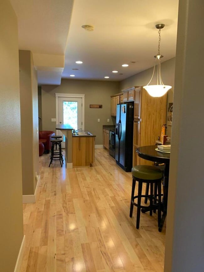 Building Photo - 1035 Rd Runner St